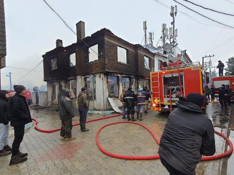 Kıyıköy'de çıkan yangında 2 ev ile 1 iş yeri yandı