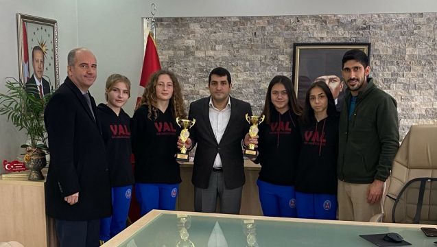 Şampiyon Kız Futbol Takımımız çeşitli ziyaretlerde bulundu